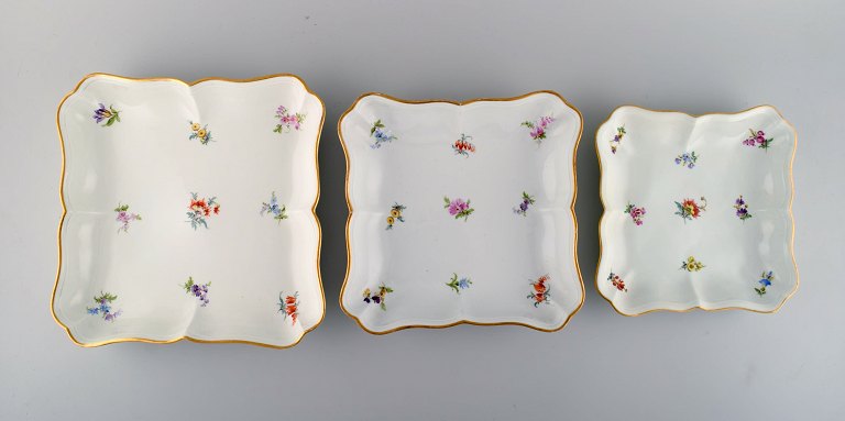 Tre antikke Meissen fade i håndmalet porcelæn med blomster og gulddekoration. Sent 1800-tallet. 