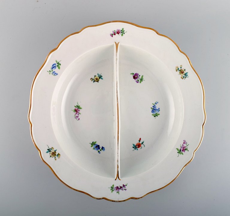Stor rund Meissen skål med rumdeler i håndmalet porcelæn med blomster og gulddekoration. Sent 1800-tallet.