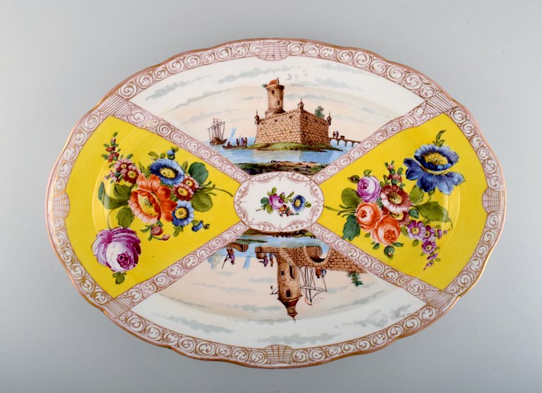 Large antique Meissen serving dish in hand-painted porcelain with trading stations and flowers. 19th century.