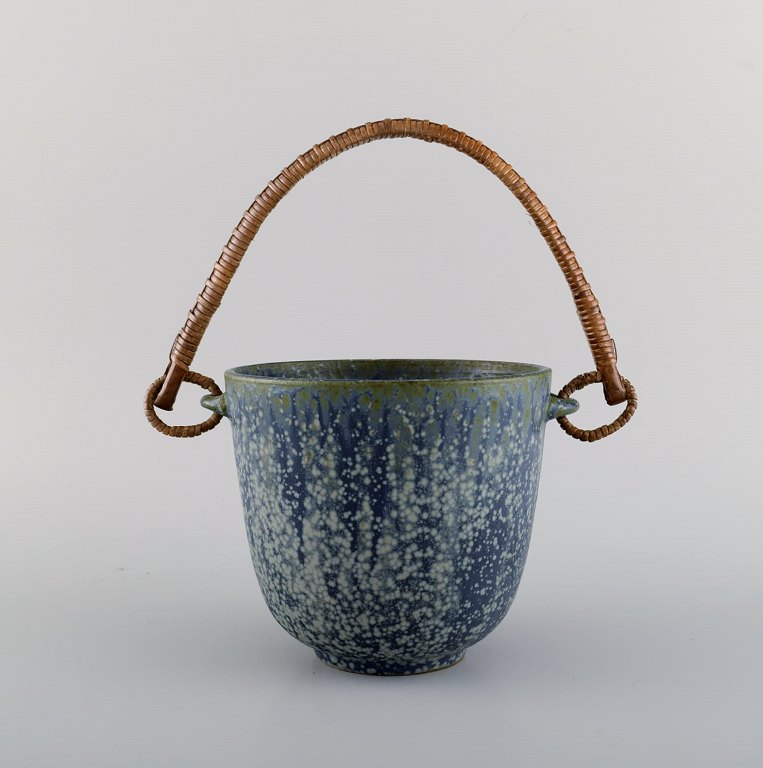 Arne Bang (1901-1983), Denmark. Ice bucket in glazed ceramics with handle in wicker. Model number 15. Beautiful glaze in shades of blue. 1940s / 50s.