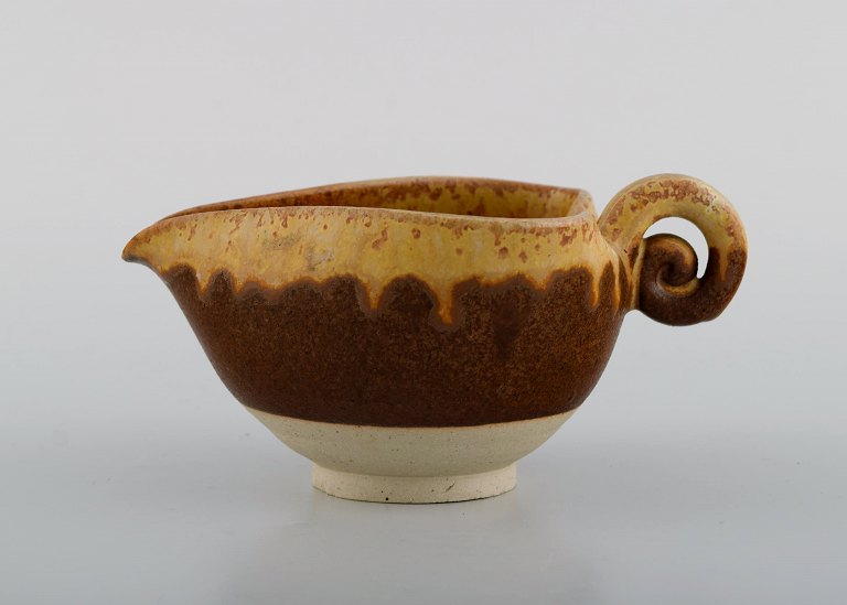 Arne Bang (1901-1983), Denmark. Small jug in partially glazed ceramics. Beautiful glaze in brown and orange shades. 1940s / 50s.