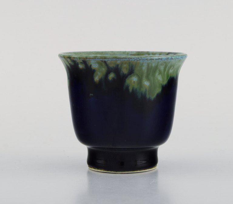 Carl Harry Stålhane (1920-1990) for Designhuset. Lille vase i glaseret keramik. Smuk glasur i grønne og blå nuancer. 1970