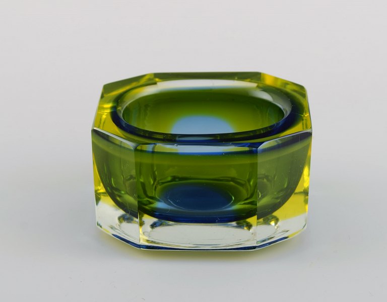 Angular Murano bowl in art glass. Italian design, 1960s.