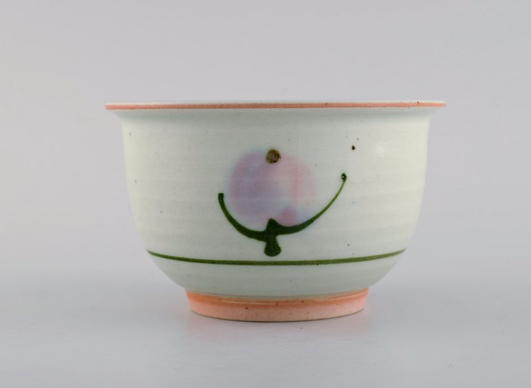 Bodil Manz (b. 1943), Denmark. Unique bowl in glazed ceramics with hand-painted flowers. 1980s.