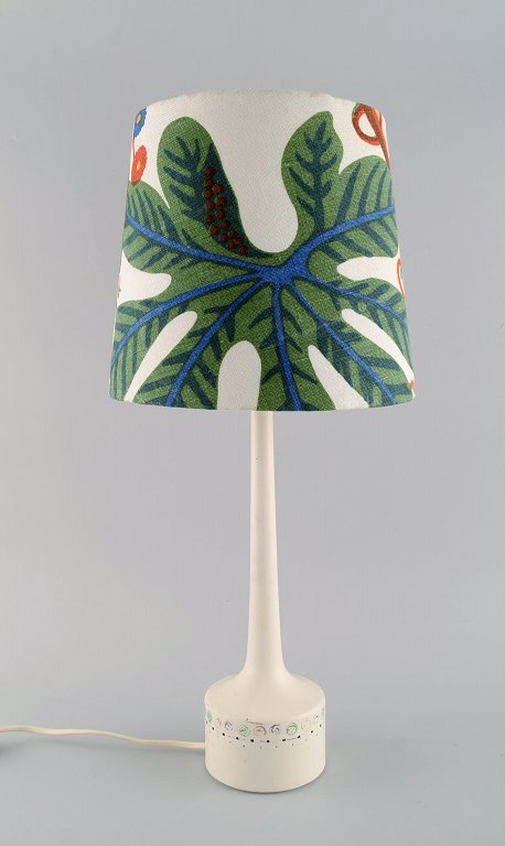 HANS-AGNE JAKOBSSON for A/B MARKARYD. Bordlampe med farverig skærm i stof af Josef Frank. Midt 1900-tallet.