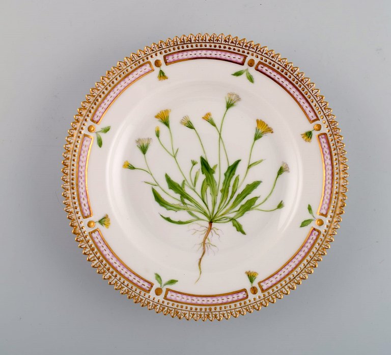 Royal Copenhagen Flora Danica desserttallerken i håndmalet porcelæn med blomster og gulddekoration. Modelnummer 20/3551.  