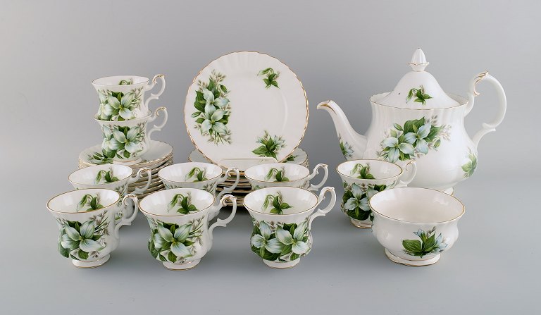 Royal Albert, England. Trillium tea service for nine people in hand-painted porcelain with flowers and gold decoration. Mid-20th century.