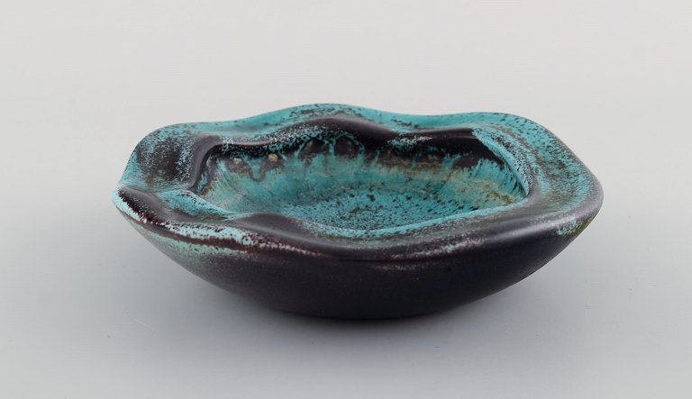 Nils Kähler (1906-1979) for Kähler. Bowl in glazed ceramics. Beautiful glaze in turquoise and dark shades. 1960s.