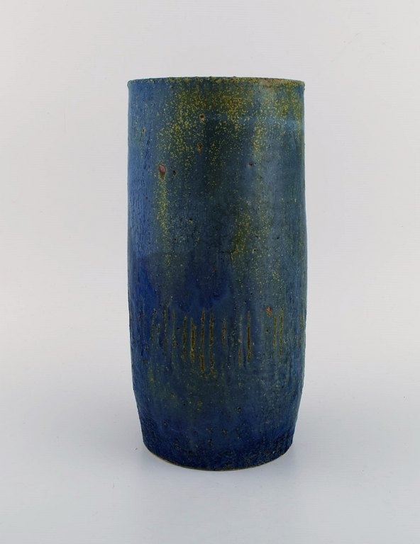 Yngve Blixt (1920-1981) for Höganäs. Unika vase i glaseret stentøj. Smuk glasur i blå og grønne nuancer. Dateret 1959.