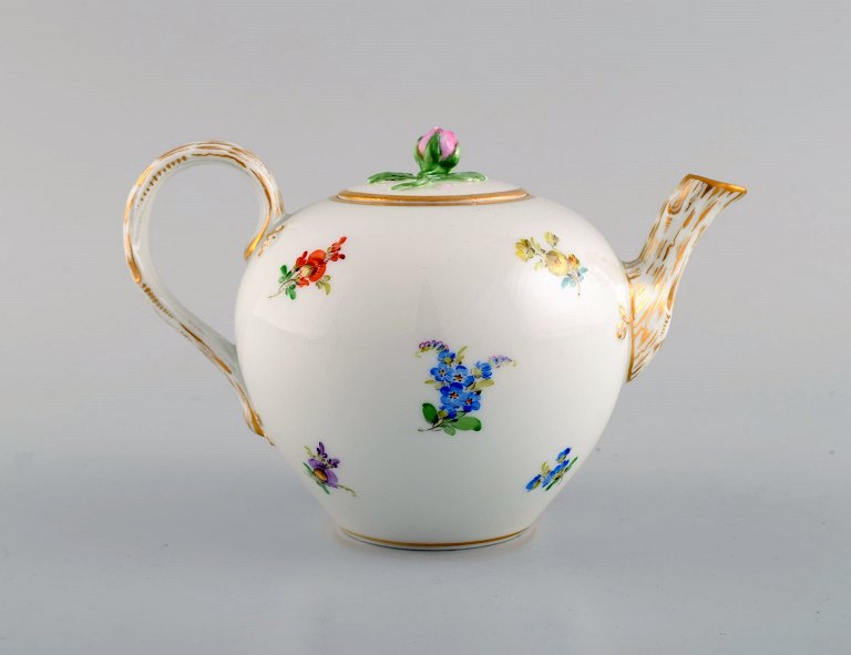 Antik Meissen tekande i håndmalet porcelæn med blomster og gulddekoration. Sent 1800-tallet.