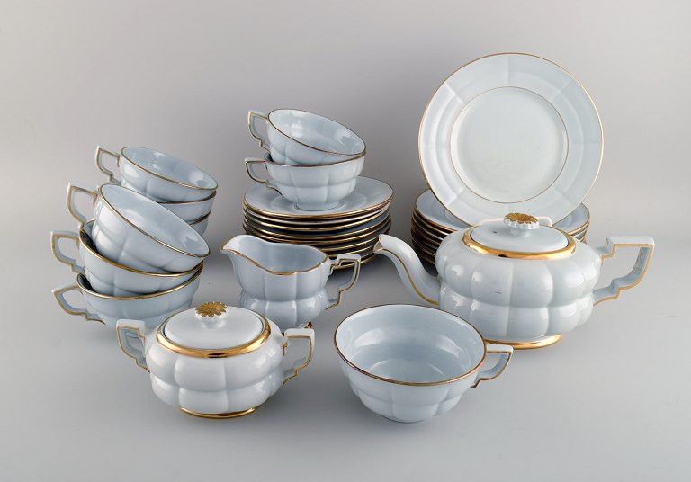 Arthur Percy for Upsala-Ekeby / Gefle. Komplet art deco Grand teservice i pastelblå porcelæn med håndmalet guldkant til otte personer. 1930/40