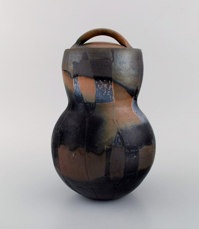 European studio ceramicist. Large unique lidded jar in glazed stoneware. Late 20th century.