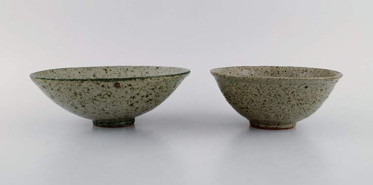Europæisk studio keramiker. To skåle i glaseret stentøj. Smuk glasur i grå nuancer. Sent 1900-tallet. 