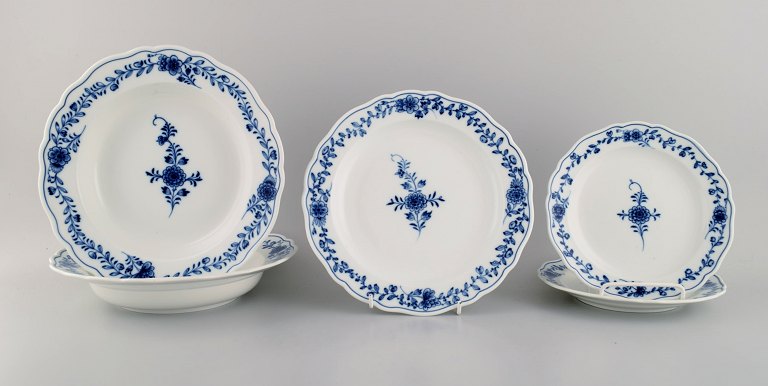 Fem Meissen Neuer Ausschnitt tallerkener i håndmalet porcelæn med blomsterdekoration. Ca. 1900.