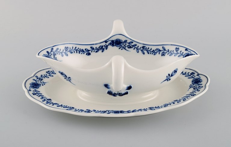 Meissen Neuer Ausschnitt sovseskål i håndmalet porcelæn med blomsterdekoration. Ca. 1900.