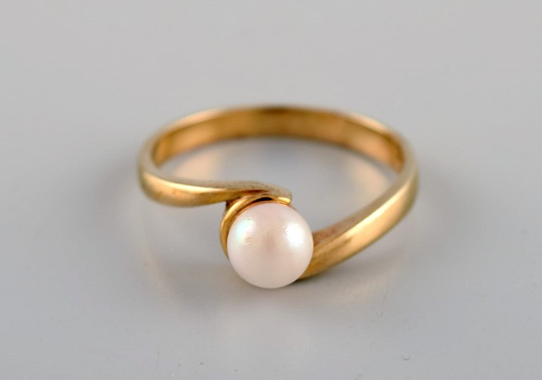 Danish jeweler. Vintage ring in 8 carat gold adorned with cultured pearl. Mid-20th century.