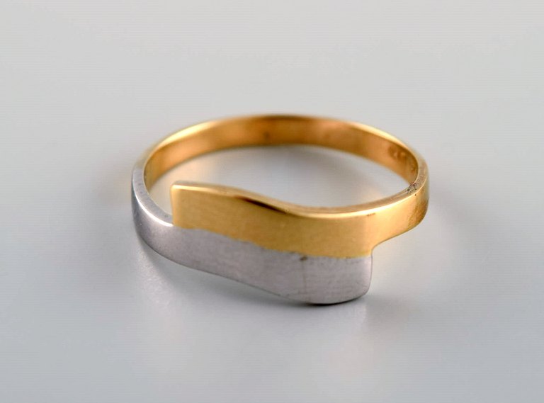 Danish jeweler. Vintage ring in 14 carat red and white gold. Mid-20th century.