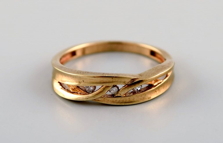 Dansk guldsmed. Vintage ring i 8 karat guld prydet med zirkoner. Midt 1900-tallet.