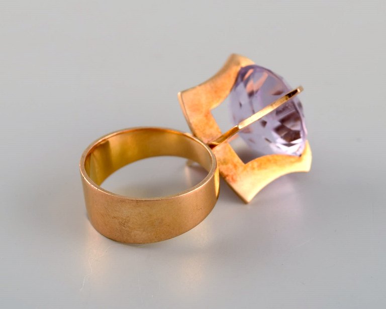 Swedish jeweler. Modernist vintage ring in 18 carat gold adorned with semi-precious stone. Dated 1967.