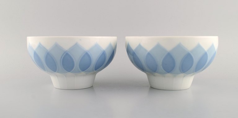 Bjørn Wiinblad for Rosenthal. To Lotus skåle i porcelæn dekoreret med lyseblå lotusblade. 1980