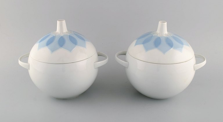 Bjørn Wiinblad for Rosenthal. To Lotus lågterriner i porcelæn dekoreret med lyseblå lotusblade. 1980