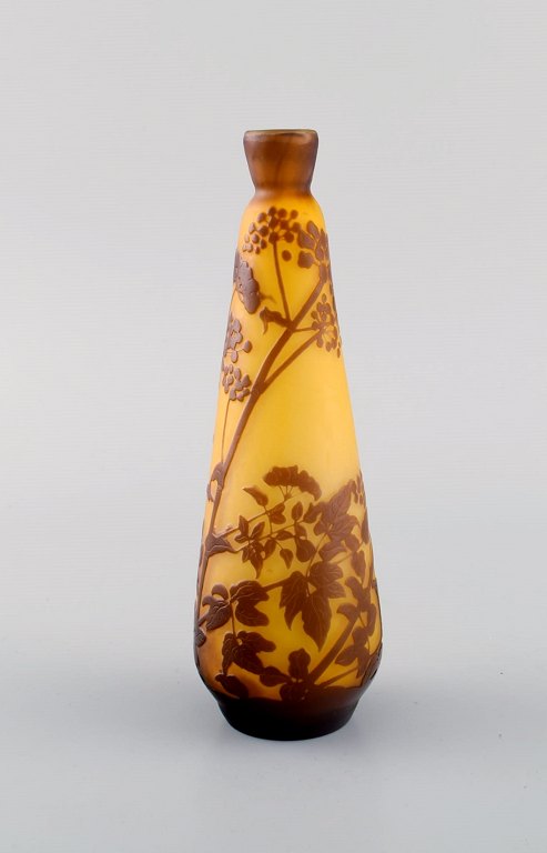 Antik Emile Gallé vase i gult kunstglas med brunt overfang udskåret i form af grene med bladværk. Sjælden model. Tidligt 1900-tallet.