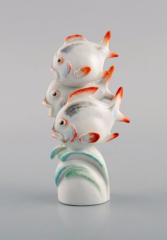 Willi Münch-Khe (1885-1960) for Meissen. Art deco figur i håndmalet porcelæn. Tre fisk. 1930