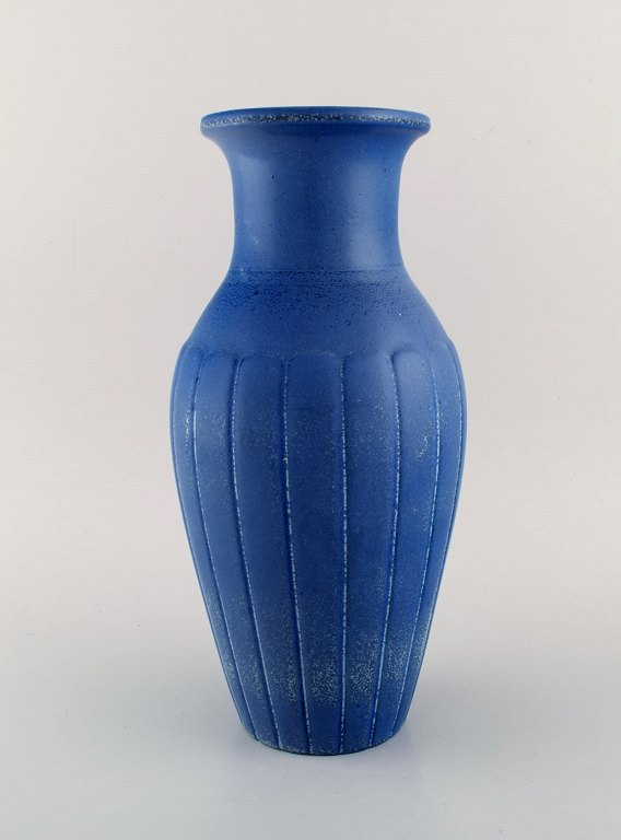 Gunnar Nylund for Rörstrand. Stor vase i glaseret keramik. Smuk glasur i blå nuancer. 1950