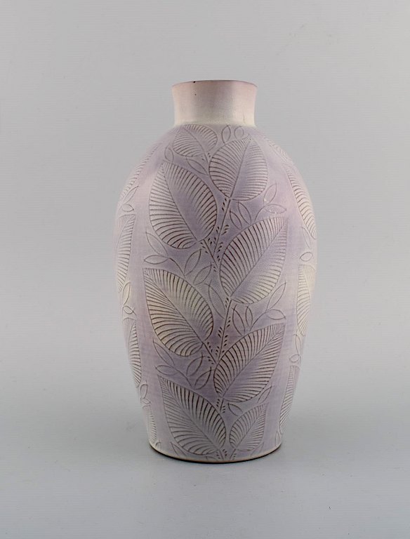 Nils Thorsson for Royal Copenhagen. Vase i glaseret keramik med bladdekoration. Dateret 1944.