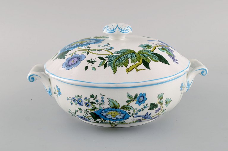 Spode, England. Mulberry lidded soup tureen in hand-painted porcelain with floral and bird motifs. 1960s / 70s.
