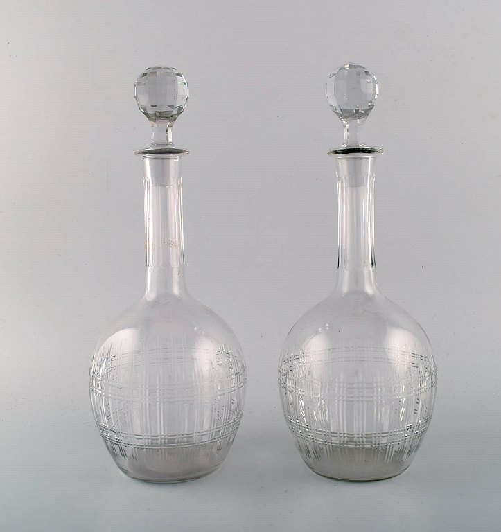 Baccarat, France. Two art deco Cavour decanters in mouth blown crystal glass. 1920s / 30s.
