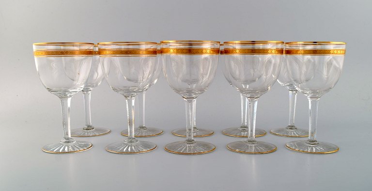 Baccarat, Frankrig. Ti art deco rødvinsglas i mundblæst krystalglas med 
gulddekoration i form af blade. 1930