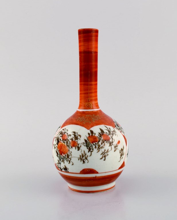 Antique Chinese long necked vase in hand-painted porcelain. 19th century.