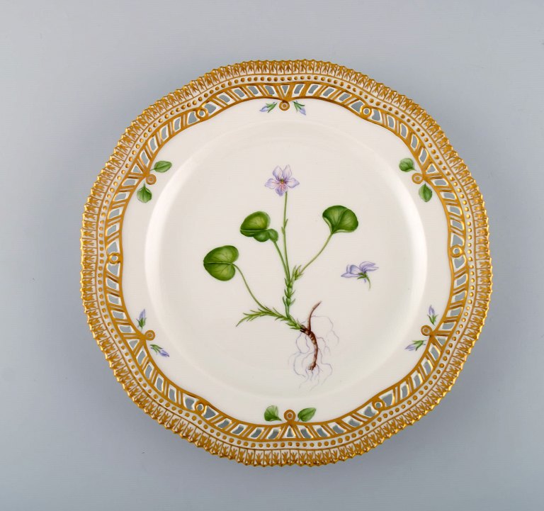 Royal Copenhagen Flora Danica gennembrudt tallerken i håndmalet porcelæn med blomster og gulddekoration. Modelnummer 20/3554.  
