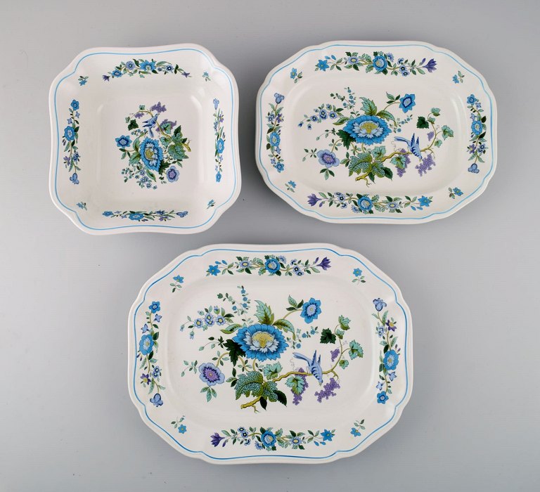 Spode, England. Bowl and two dishes in hand-painted porcelain with floral and bird motifs. 1960s / 70s.