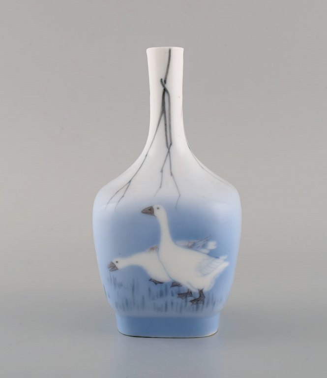 Sjælden Royal Copenhagen art nouveau vase i porcelæn med håndmalede gæs. Ca. 1910.