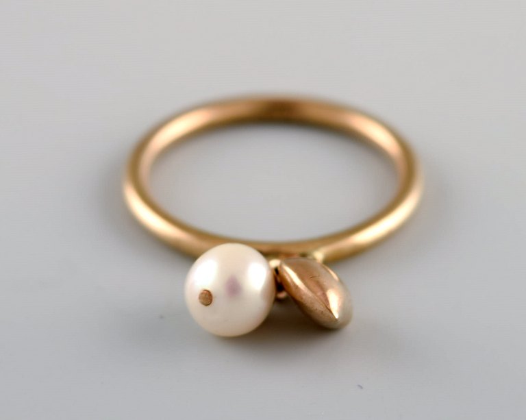 Scandinavian jeweler. Vintage ring in 8 carat gold adorned with cultured pearl. Mid-20th century.