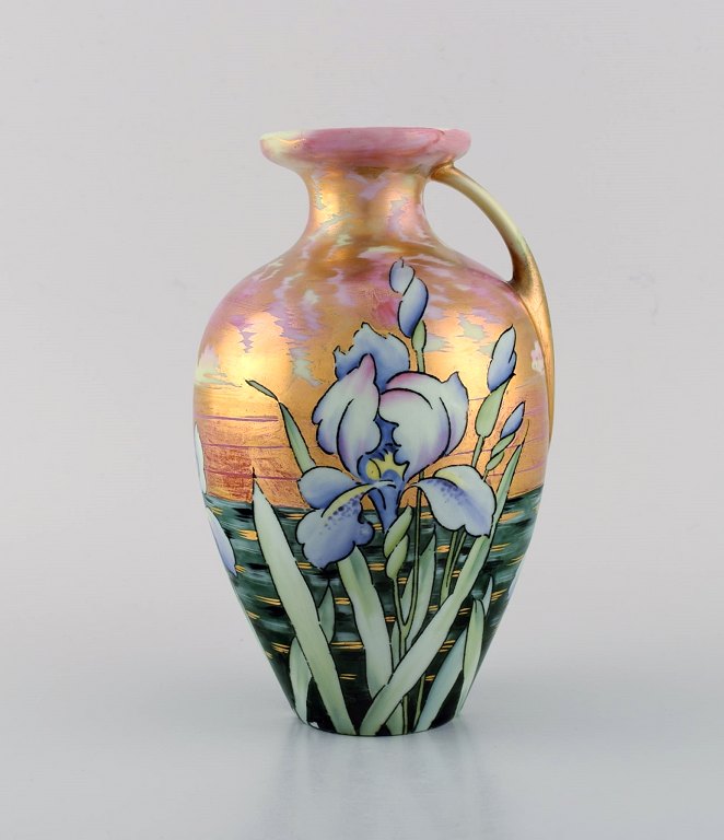 Heubach, Tyskland. Antik art nouveau vase i porcelæn med håndmalede blomster og gulddekoration. Ca 1900.