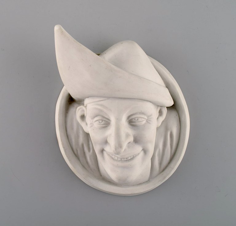 Christian Joachim (1870-1943) for Royal Copenhagen. Antikt og sjældent vægrelief i bisquit. Pierrot. Tidligt 1900-tallet.