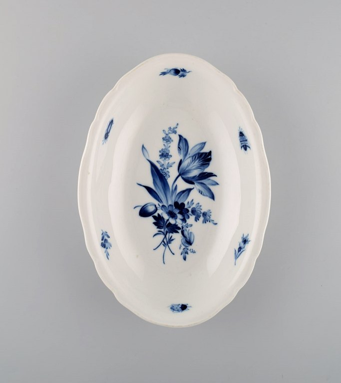 Antik Meissen skål i porcelæn med håndmalede blomster og insekter. 1800-tallet.