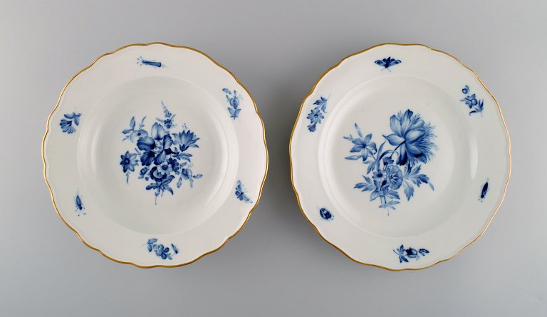 To antikke Meissen tallerkener i porcelæn med håndmalede blomster og guldkant. Ca. 1900.
