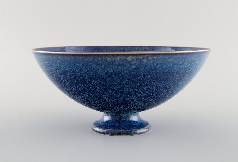 Sven Wejsfelt (1930-2009), Gustavsberg Studiohand. Unique bowl on base in glazed ceramics. Beautiful glaze in shades of blue. Dated 1990.