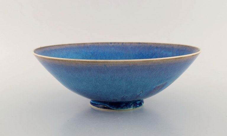 Sven Wejsfelt (1930-2009), Gustavsberg Studiohand. Unique bowl on base in glazed ceramics. Beautiful glaze in shades of blue. Dated 1991.
