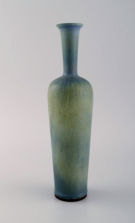 Berndt Friberg (1899-1981) for Gustavsberg Studiohand. Stor vase i glaseret stentøj. Smuk glasur i blågrønne nuancer. Dateret 1965.
