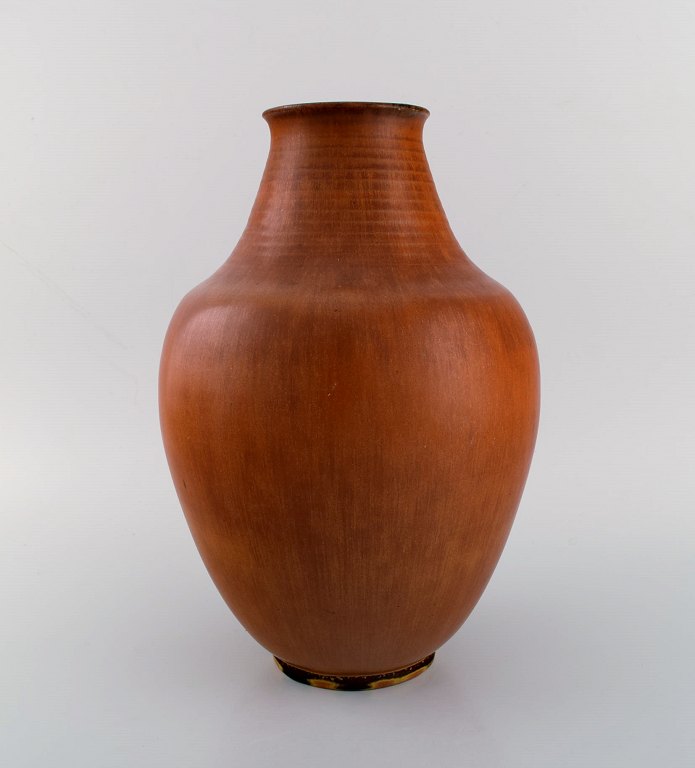Triller Tobo, Sweden. Stylish unique vase in glazed ceramic. Beautiful glaze in light brown shades. 1970