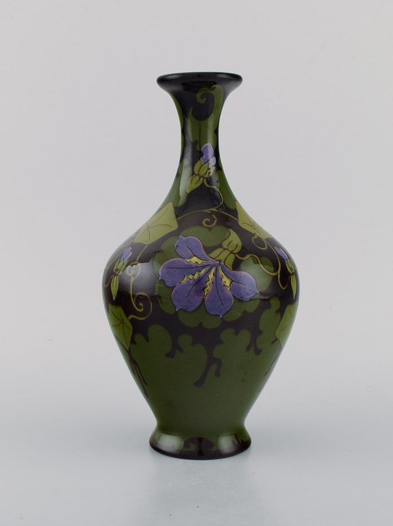 Regina, Holland. Antik art nouveau vase i glaseret keramik med håndmalede blomster og bladværk. Ca. 1910.