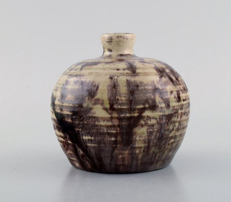 Pieter Groeneveldt (1889-1982), hollandsk keramiker. Unika vase i med rillet krop glaseret keramik. Smuk glasur i aubergine og sand nuancer. Midt 1900-tallet.