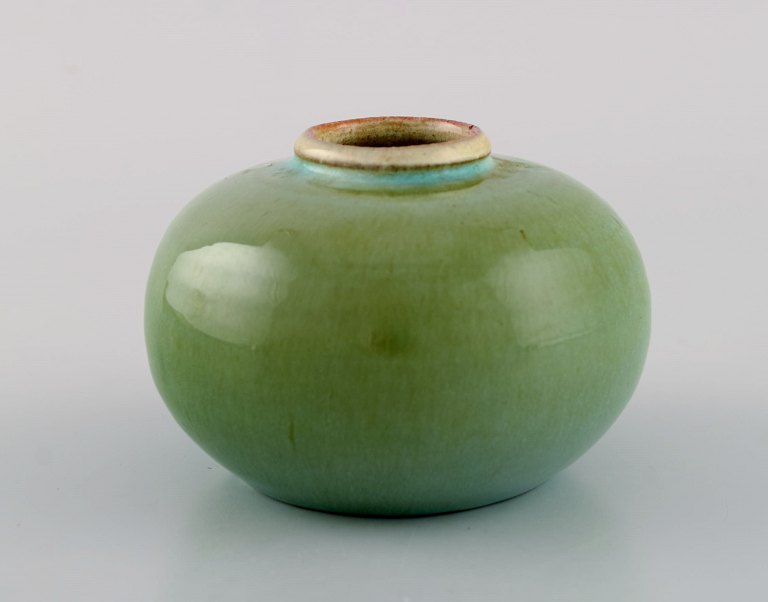 Pieter Groeneveldt (1889-1982), Dutch ceramicist. Unique vase in glazed ceramics. Beautiful glaze in shades of green. Mid-20th century.