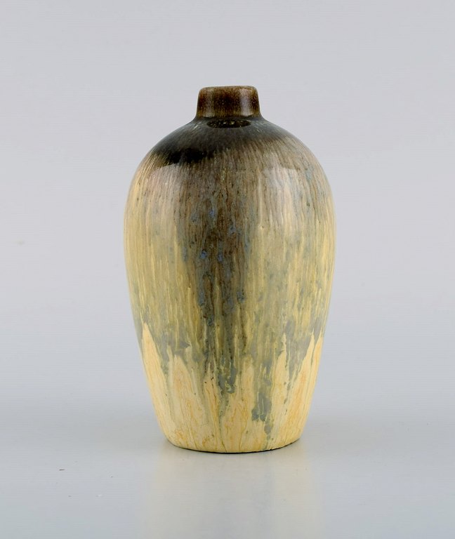 Pieter Groeneveldt (1889-1982), hollandsk keramiker. Unika vase i glaseret keramik. Smuk glasur i gule og sorte nuancer. Midt 1900-tallet. 