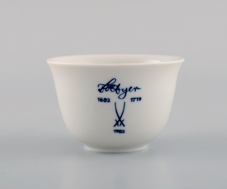 Meissen jubilæums tekop i håndmalet porcelæn. Johann Friedrich Böttger (1682-1719). Dateret 1982.